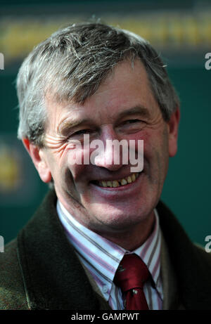 Corse ippiche - il Grand National Meeting di John Smith del 2008 - Ippodromo di Aintree. John Queally, Trainer Foto Stock