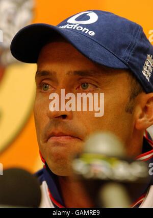 Il capitano inglese Nasser Hussain guarda glum durante una conferenza stampa dove ha annunciato la sua intenzione di eventualmente scendere come Capitano dopo la Coppa del mondo Foto Stock