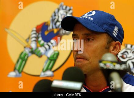 Il capitano inglese Nasser Hussain guarda glum durante una conferenza stampa dove ha annunciato la sua intenzione di eventualmente scendere come Capitano dopo la Coppa del mondo Foto Stock