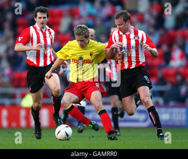 l-r; Heidar Helguson di Watford tiene al largo di Jody Craddock di Sunderland Foto Stock