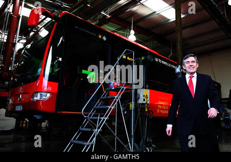 Il primo Ministro Gordon Brown presso il deposito principale della Oxford Bus Company a Oxford. Foto Stock