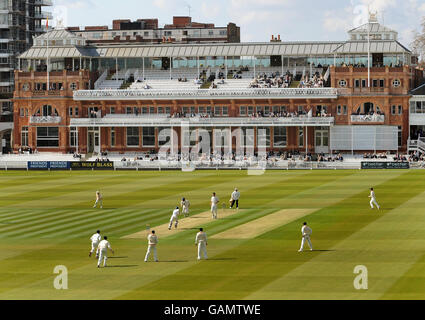 Le prime corse della stagione nazionale del cricket della contea sono segnate da Carl Hopkinson di Sussex durante la partita della Champion County al Lords Cricket Ground di Londra. Foto Stock