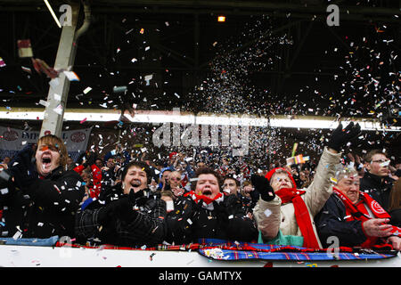 Rugby League - Engage Super League - St Helens / Wigan Warriors - Knowsley Road. I tifosi di St Helens incoraggiano il loro team dagli stand Foto Stock