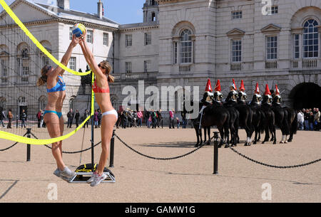 La pratica di pallavolo sulla sfilata delle Guardie a Cavallo Foto Stock