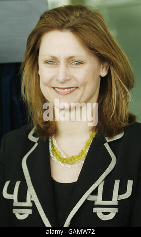 La moglie del primo ministro Sarah Brown durante l'apertura di un centro di ricerca con sede presso il Queen's Medical Research Institute dell'Università di Edimburgo, per conto della carità del bambino Tommy's. Foto Stock