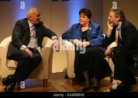 (Da sinistra a destra) (da sinistra a destra) Taoiseach Bertie Ahern, leader del PUP Dawn Purvis, e Gerry Adams di Sinn Fein hanno ritratto a Belfast, dove i politici che hanno negoziato l'accordo del Venerdì Santo dieci anni fa si sono riuniti oggi. Foto Stock