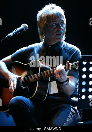 Paul Weller si esibisce sul palco durante la settimana dei concerti della Teenage Cancer Trust, presso la Royal Albert Hall nella parte ovest di Londra. Foto Stock