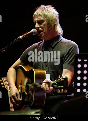 Paul Weller si esibisce sul palco durante la settimana dei concerti della Teenage Cancer Trust, presso la Royal Albert Hall nella parte ovest di Londra. Foto Stock