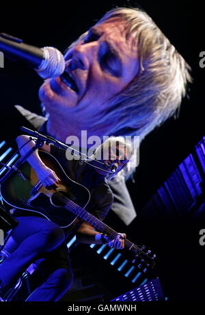 Paul Weller si esibisce sul palco durante la settimana dei concerti della Teenage Cancer Trust, presso la Royal Albert Hall nella parte ovest di Londra. Foto Stock