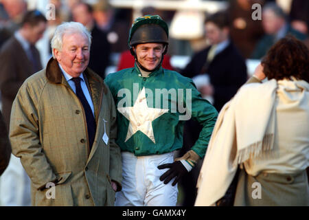 Corse ippiche - corse Kempton. Azione da Kempton Races Foto Stock