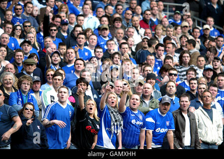 I fan di Ipswich Town si acclamano con la loro squadra dagli stand Foto Stock