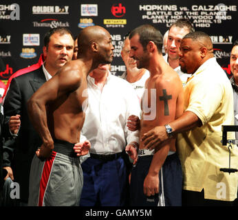 Il campione del mondo britannico Joe Calzaghe sembra leggermente scosso dall'americano Bernard Hopkins anticis al pesare-in all'hotel di Planet Hollywood prima dell'inizio del sabato a Las Vegas. Foto Stock