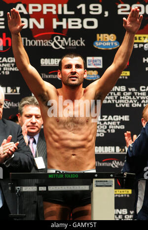 Il campione del mondo britannico Joe Calzaghe al Planet Hollywood guarda ai fan gallesi al pesare-in al Planet Hollywood hotel prima dell'uscita di sabato a Las Vegas. Foto Stock