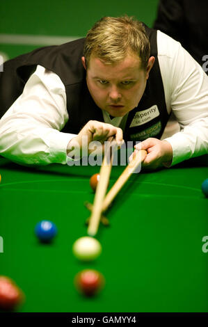 Stephen Lee durante la sua prima partita contro Joe Swail durante il campionato mondiale di snooker 888.com al Crucible Theatre di Sheffield. Foto Stock