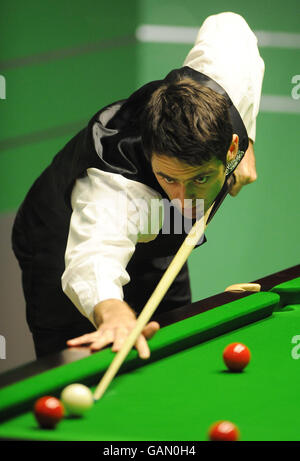 Ronnie o'Sullivan al tavolo durante la sua prima partita contro Liu Chuang durante il Campionato del mondo di snooker 888.com al Crucible Theatre di Sheffield. Foto Stock