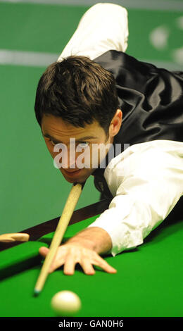 Ronnie o'Sullivan al tavolo durante la sua prima partita contro Liu Chuang durante il Campionato del mondo di snooker 888.com al Crucible Theatre di Sheffield. Foto Stock