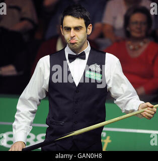 Ronnie o'Sullivan studia il tavolo durante la sua prima partita contro Liu Chuang durante il Campionato del mondo di snooker 888.com al Crucible Theatre di Sheffield. Foto Stock