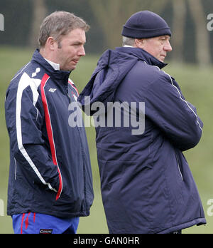 Calcio - Rangers Training Session - Murray Park. Il manager dei Rangers Walter Smith e l'assistente Ally McCoist durante una sessione di addestramento al Murray Park, Glasgow. Foto Stock