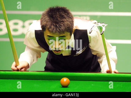 Liu Chuang studia il tavolo durante la sua prima partita contro Ronnie o'Sullivan durante il Campionato del mondo di snooker 888.com al Crucible Theatre di Sheffield. Foto Stock