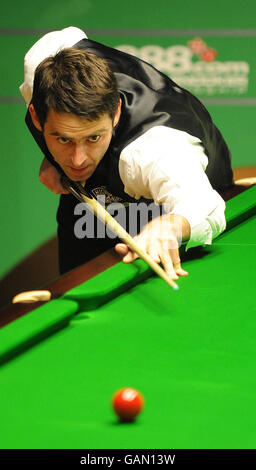 Ronnie o'Sullivan al tavolo durante la sua prima partita contro Liu Chuang durante il Campionato del mondo di snooker 888.com al Crucible Theatre di Sheffield. Foto Stock