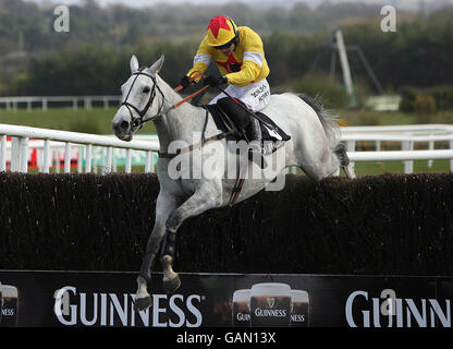 Jockey Ruby Walsh salta l'ultimo su Neptune Collonges per vincere la Guinness Gold Cup durante il National Hunt Festival 2008 all'ippodromo di Punchestown, Irlanda. Foto Stock