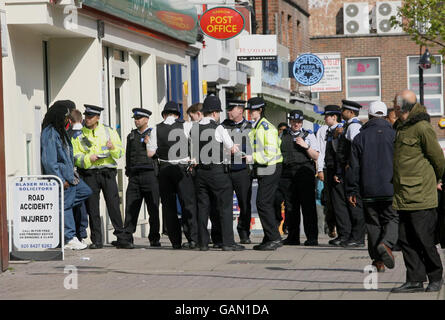 Una combinazione di funzionari di polizia, funzionari di supporto comunitari e funzionari delle forze dell'ordine sulla scena dopo che un uomo si è ribellato con due funzionari di supporto comunitario di polizia nel centro di Harrow, Middlesex. Foto Stock