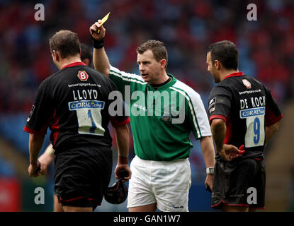 L'arbitro Nigel Owens sin bin Saracens Nick Lloyd durante la semifinale della Heineken Cup presso la Ricoh Arena di Coventry. Foto Stock