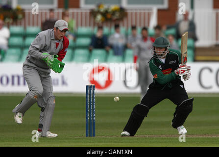 Worcestershire Royals, battitore Daryl Mitchell, guardato da Craig Kieswetter, guardiano di Somerset Sabers durante la partita Friends Provident Trophy a New Road, Worcester. Foto Stock