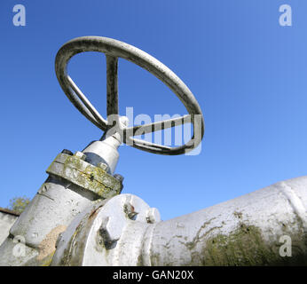 Grande cancello valvola di chiusura del gas di alimentazione di gas propano impianto di stoccaggio Foto Stock