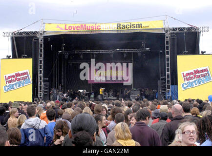 La rock band, Hard-Fi, si esibir al Love Music Hate Racism Festival 2008 a Victoria Park, Londra. Foto Stock