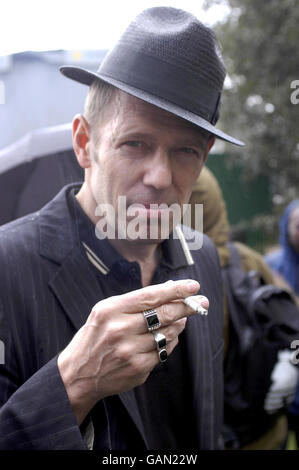 Ex chitarrista dei bassi con The Clash, Paul Simonon, al festival Love Music Hate Racism 2008 a Victoria Park, Londra. Foto Stock