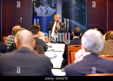 Calcio - Conferenza UEFA 'Unite contro il razzismo' - Stamford Bridge. Gordon Taylor, presidente della PFA Foto Stock