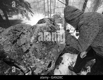 Valoroso cavaliere anonimo rimuove l'Excalibur magica spada nella roccia Foto Stock