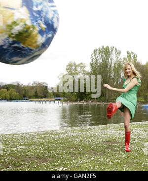 Fearne Cotton durante una fotocellula per lanciare la ricerca di Npower per trovare 'Green-agers' in tutto il Regno Unito per prendere parte al suo programma Climate Cops, a Regents Park, nel centro di Londra. Foto Stock