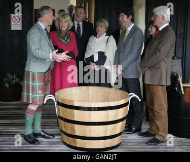 Le loro altezze reali il duca e la duchessa di Rothesay durante Una visita alla cooperage di Speyside Foto Stock