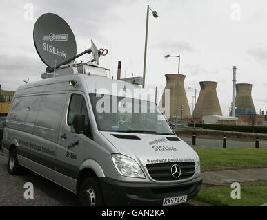 Carrelli satellite SIS che coprono l'azione industriale in INEOS OIL Raffineria a Grangemouth Foto Stock