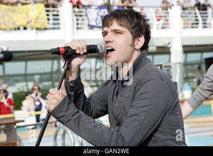 Roy Stride of Scouting for Girls in concerto a bordo della nave da crociera "Indipendenza dei mari" per il 15° compleanno della Virgin radio al porto di Southampton. Foto Stock