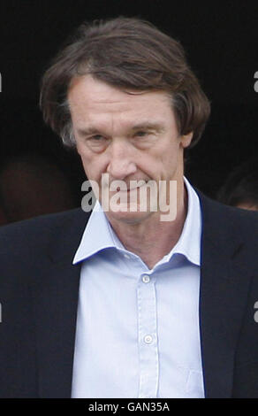 Jim Ratcliffe, il fondatore di Ineos, lascia la raffineria di petrolio di Grangemouth in Scozia. Foto Stock