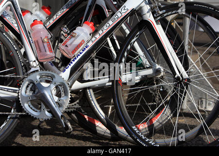 Ciclismo - East Midlands International cicle Classic. Una vista generale delle biciclette prima dell'East Midlands International cicle Classic Foto Stock