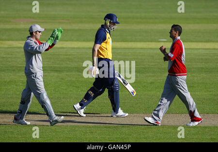 la star di Hampshire Hawks, battsman Kevin Pietersen, si allontana dopo essere stata invischiata per 62 corse dal bowler di Somerset Sabers Zander De Bruyn (a destra) durante la partita del Friends Provident Trophy al Rose Bowl di Southampton. Foto Stock