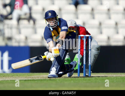 la star di Hampshire Hawks, battsman Kevin Pietersen, sulla strada per 62 corse durante la partita del Friends Provident Trophy al Rose Bowl di Southampton. Foto Stock