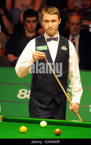 Snooker - Campionati Mondiali di Snooker 888.com - il quattordici° giorno - il Teatro Crucible. Stephen Hendry studia il tavolo durante la sua semifinale nel Campionato del mondo di Snooker 888.com al Crucible Theatre di Sheffield. Foto Stock