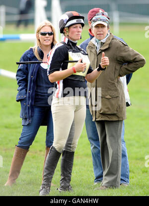 Zara Phillips si leva in piedi con la principessa reale, Kelly d'autunno e Peter Phillips (nascosto) dopo aver terminato il corso di fondo su Glenbuck con punti di penalità totali di 57.2 alle prove Mitsubishi Motors Badminton Horse. Foto Stock