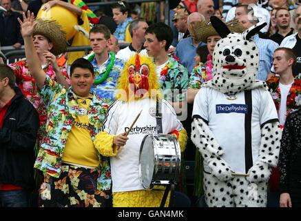 Calcio - Barclays Premier League - Blackburn Rovers v Derby County - Ewood Park. I fan della contea di Derby in un abito elegante Foto Stock