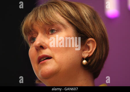 Nella foto è raffigurato il Segretario per l'interno Jacqui Smith, che ha tenuto un discorso sull'azione del governo sul comportamento antisociale presso il Church House Conference Center di Westminster. Foto Stock