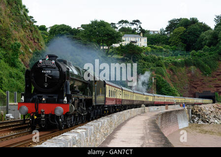 Locomotiva a vapore 46100 Royal Scot cale Torbay Express lungo la parete del mare Teignmouth South Devon Regno Unito Foto Stock