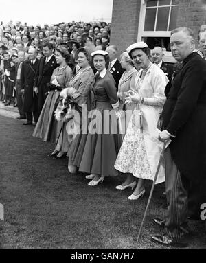 La Regina e le altre Signore della famiglia reale guardano felicemente nel recinto come il colt di sua Maestà 'Choir Boy' è condotto dentro dopo la sua vittoria nella Royal Hunt Cup - gara principale il secondo giorno della riunione reale Ascot. Foto Stock