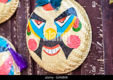 La maschera sfumata venduto per le strade di Hanoi, Vietnam Foto Stock