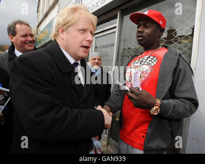 Il candidato mayoral conservatore di Londra, Boris Johnson, ad High Street, Wembley, Londra durante la sua campagna elettorale di oggi prima delle elezioni mayoral del 1° maggio. Foto Stock