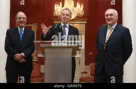 L'ex primo ministro britannico Tony Blair, al centro, con il senatore statunitense George Mitchell, ha lasciato e lasciato il Premier irlandese uscente Bertie Ahern, a destra, durante un incontro al Castello di Dublino che fa parte di una serie di eventi in occasione del decimo anniversario dell'accordo del Venerdì Santo. Foto Stock